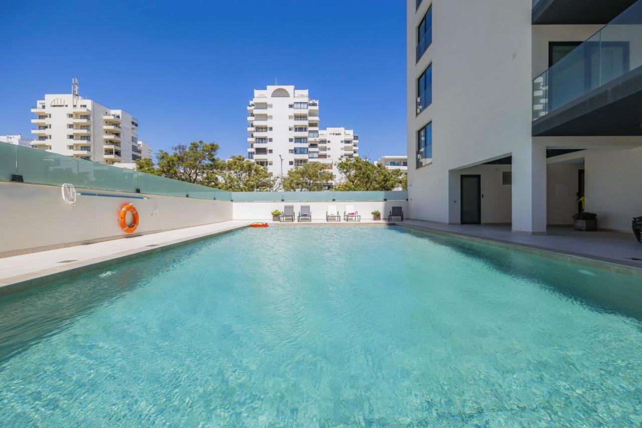 קווארטיירה Stylish Modern Beachside Apartment With Pool & Seaview מראה חיצוני תמונה